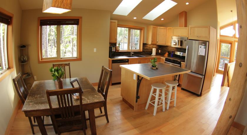 Black Bear Guesthouse Тофино Номер фото