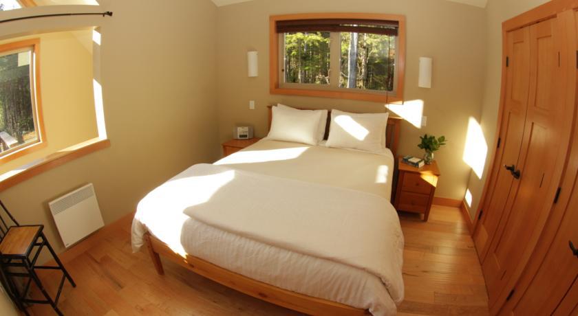 Black Bear Guesthouse Тофино Номер фото