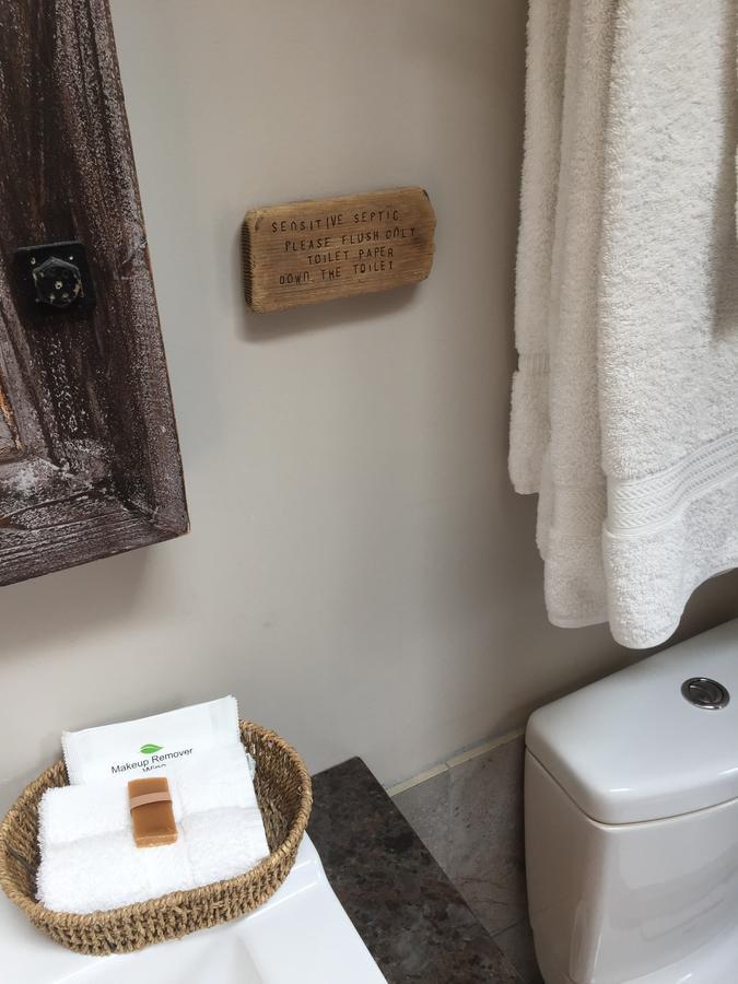 Black Bear Guesthouse Тофино Экстерьер фото