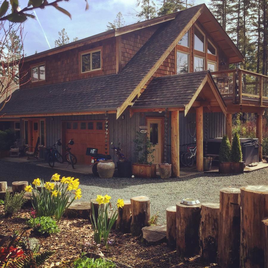 Black Bear Guesthouse Тофино Экстерьер фото
