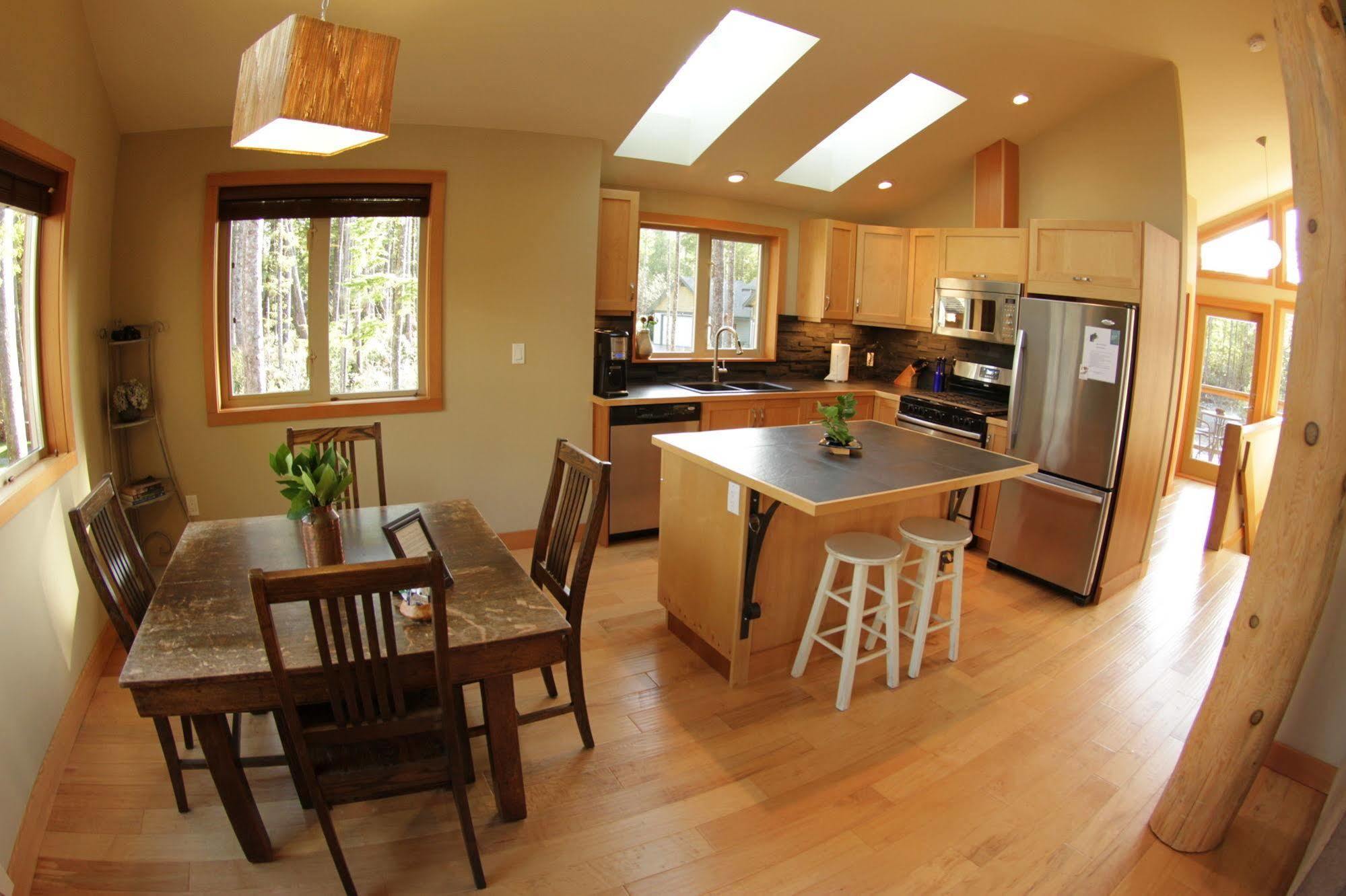 Black Bear Guesthouse Тофино Экстерьер фото