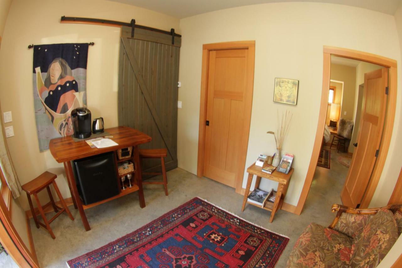 Black Bear Guesthouse Тофино Экстерьер фото