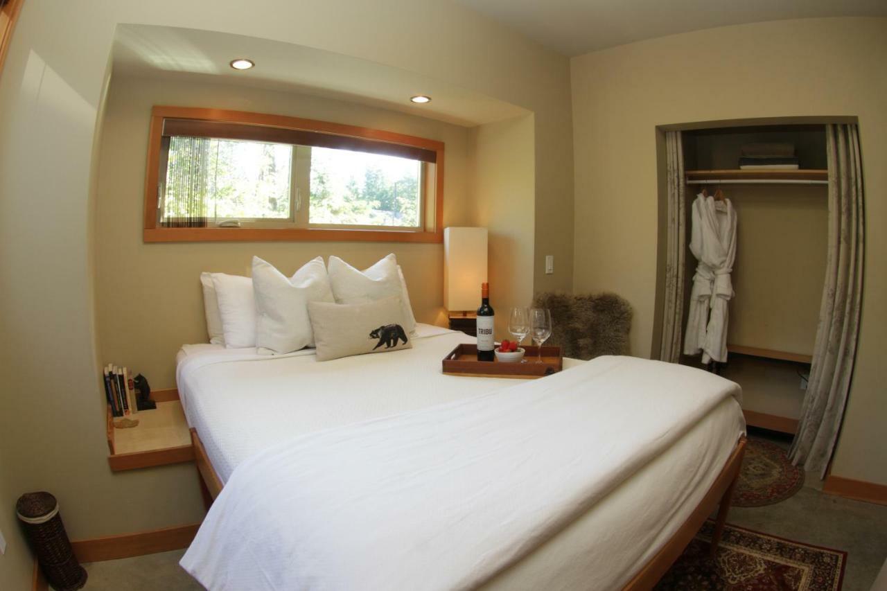 Black Bear Guesthouse Тофино Экстерьер фото
